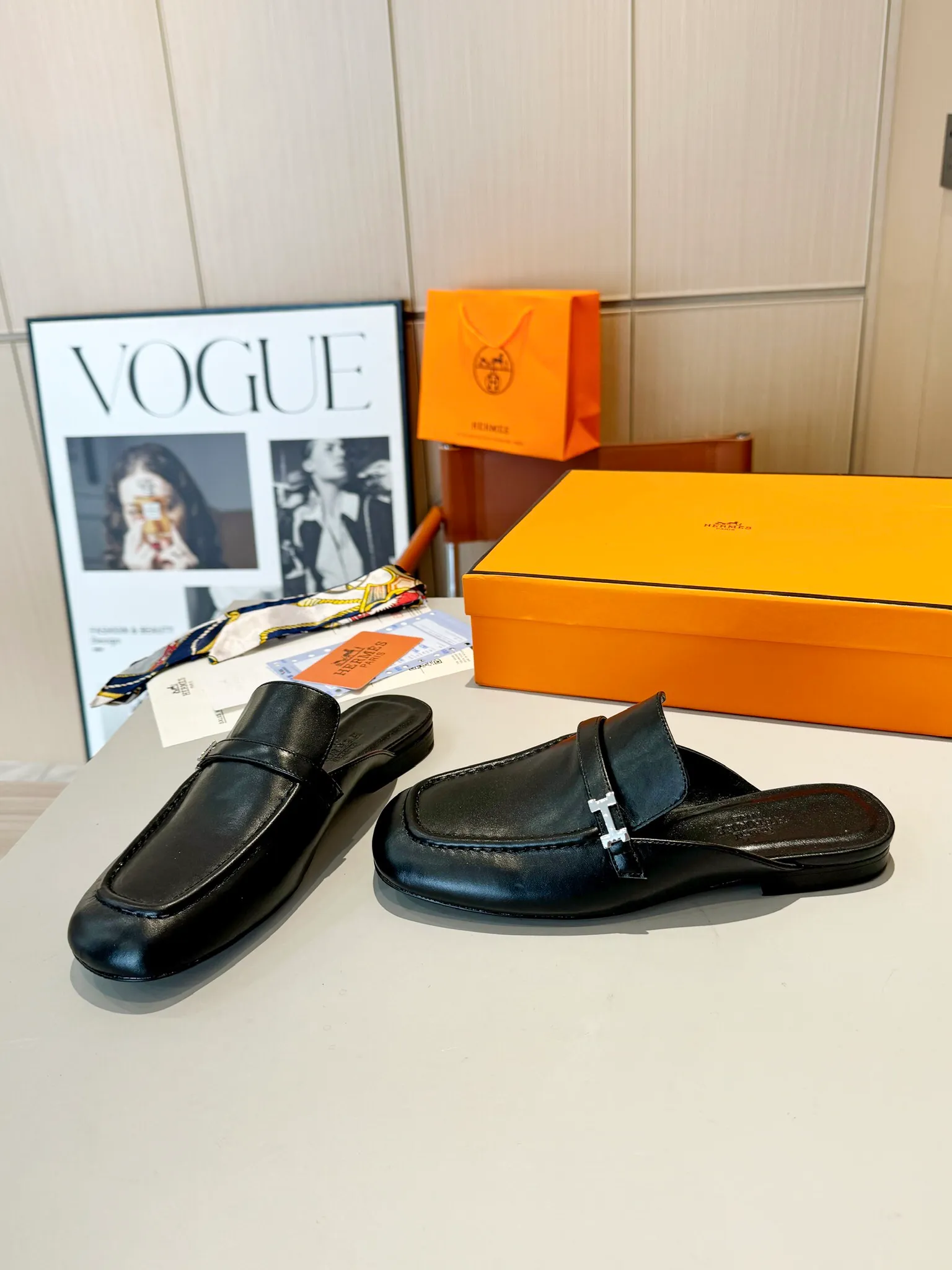 👟👟Ex-factory price 520👟👟 Hermes Groupie square-toe H-buckle mules, half-drag high heels and flat heels; the foot feel at the counter is invincible, groupie Mule shoes are made of h-buckle canvas and calfskin with mini silver Paris shoe buckles and contrasting piping. They are super beautiful in real life. Upper: imported original calfskin/original molded fabric. Lining: sheepskin. Outsole: Italian genuine leather outsole. Original packaging. Heel height: 5cm and 2 types of flat heel. Size: 35-41 (customized in size 42). Color: 6 colors.